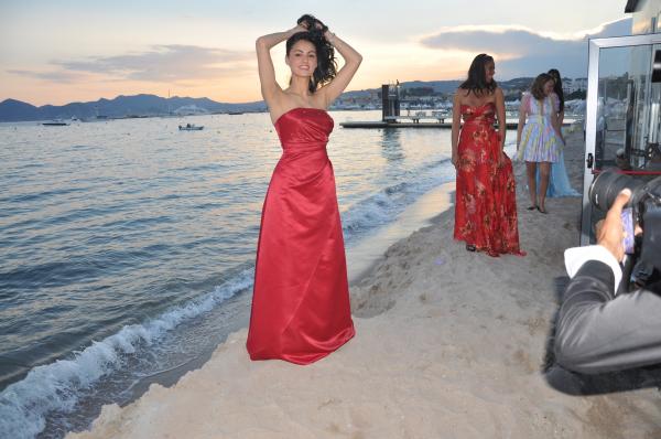 Suite à un Défilé de Mode qui n'est pas directement lié au Festival de Cannes mais se passe à ce moment là.